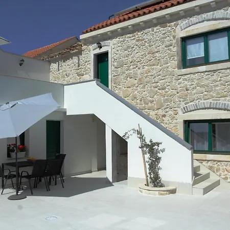 Mustaca Dvori Apartman *